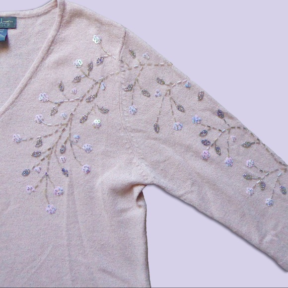 SML Design Beaded Floral V-Neck Sweater - Picture 4 of 5